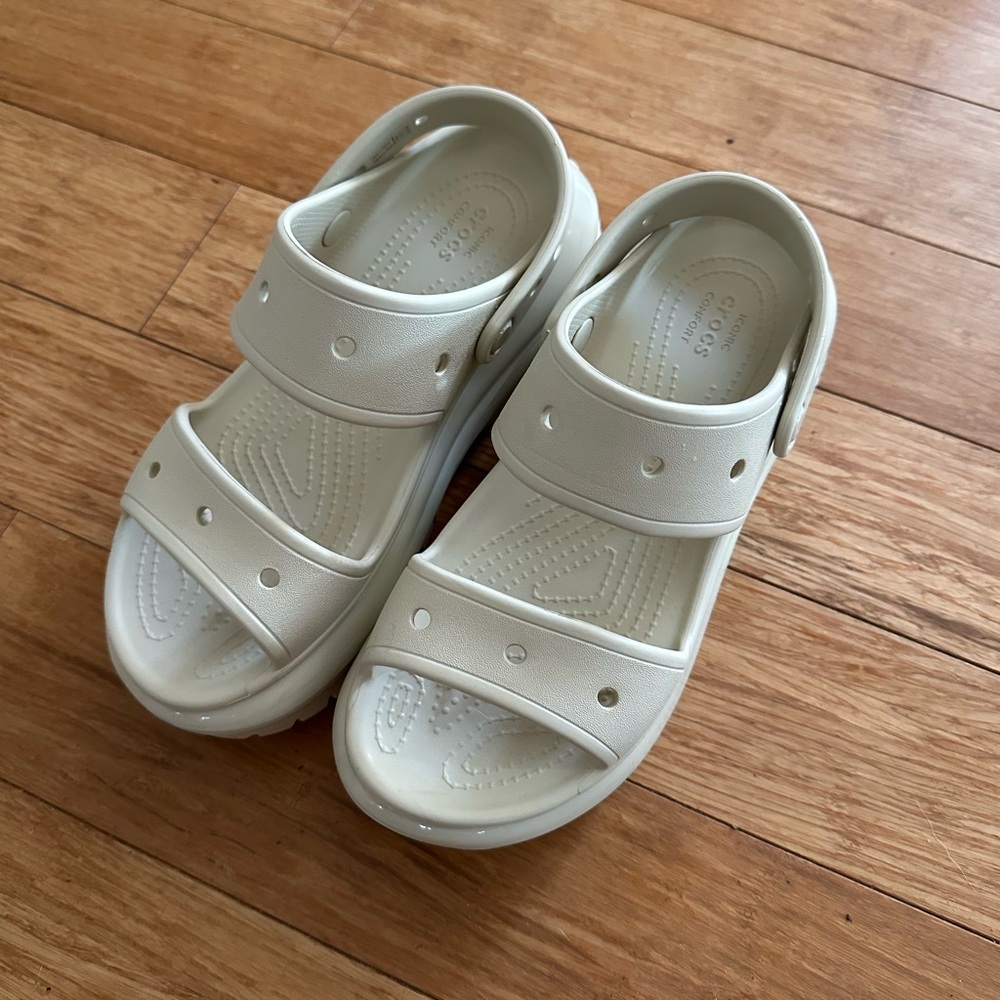 Crocs Mega Crush Sandal in Bone
